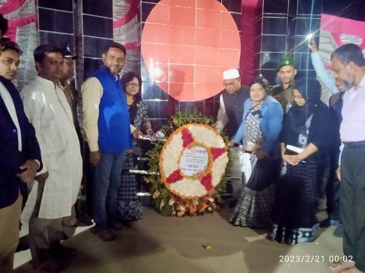 একুশের প্রথম প্রহরে ফুলদিয়ে শ্রদ্ধা নিবেদন