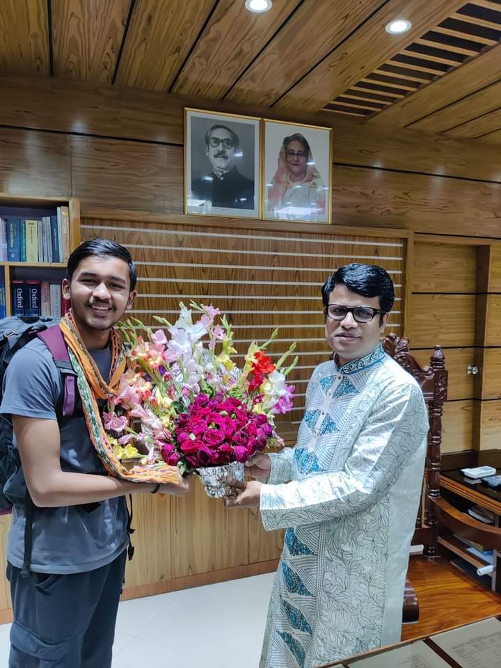 ভারতের মহারাষ্ট্রের রোহান আগারওয়ালকে আতিথেয়তা দিল মাগুরা জেলা প্রশাসন