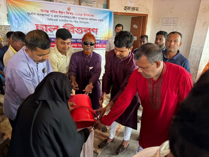 ভিজিএফের চাউল বিতরণ কার্যক্রম উদ্বোধন করেন ইউএনও  হরেকৃষ্ণ অধিকারী 