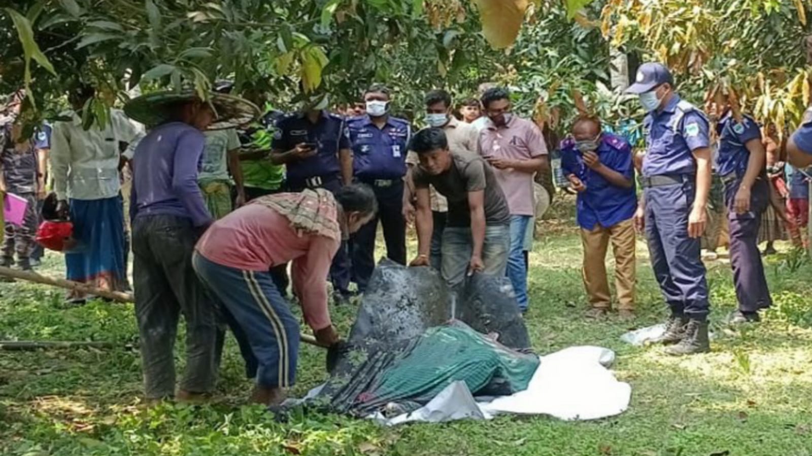 ৫ কেজি স্বর্ণে জড়ানো একটি মরদেহ উদ্ধার