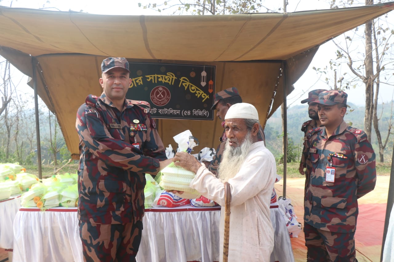 ইদ উপলক্ষে ৫৪ বিজিবির ঈদসামগ্রী বিতরণ