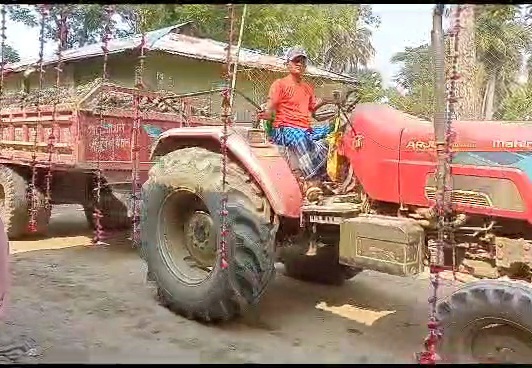 মণিরামপুরে ইউএনও কে চ্যালেঞ্জ করে মাটি সিন্ডিকেট পরিচালনা করছে ইউপি সদস্য।