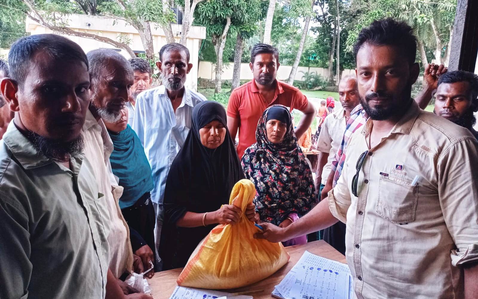 কেশবপুরে ২৫০ অসহায় পরিবারের মাঝে চাল বিতরণ