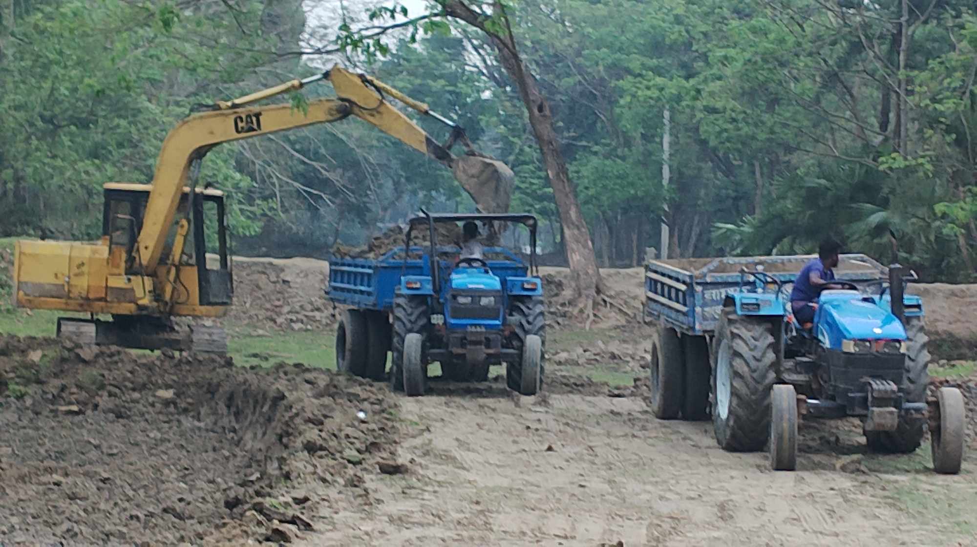 ছবি - সরাসরি মাটি কাটার দৃশ্য 