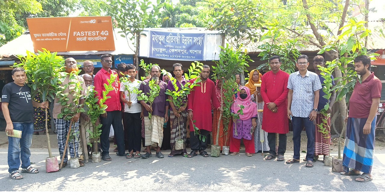 কেশবপুরে প্রতিবন্ধীদের মাঝে গাছের চারা বিতরণ