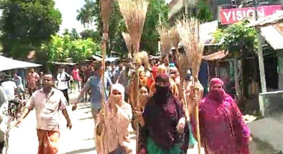 মণিরাপুরে ইউপি চেয়ারম্যান এর বিরুদ্ধে ঝাড়ু মিছিল