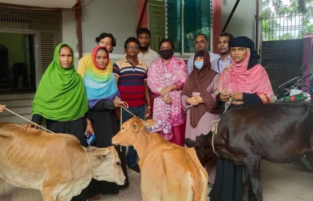 গজারিয়ায় উদ্দীপন ভবেরচর ইউনিয়ন শাখায় অসচ্ছল পরিবারের মাঝে বাছুর বিতরন