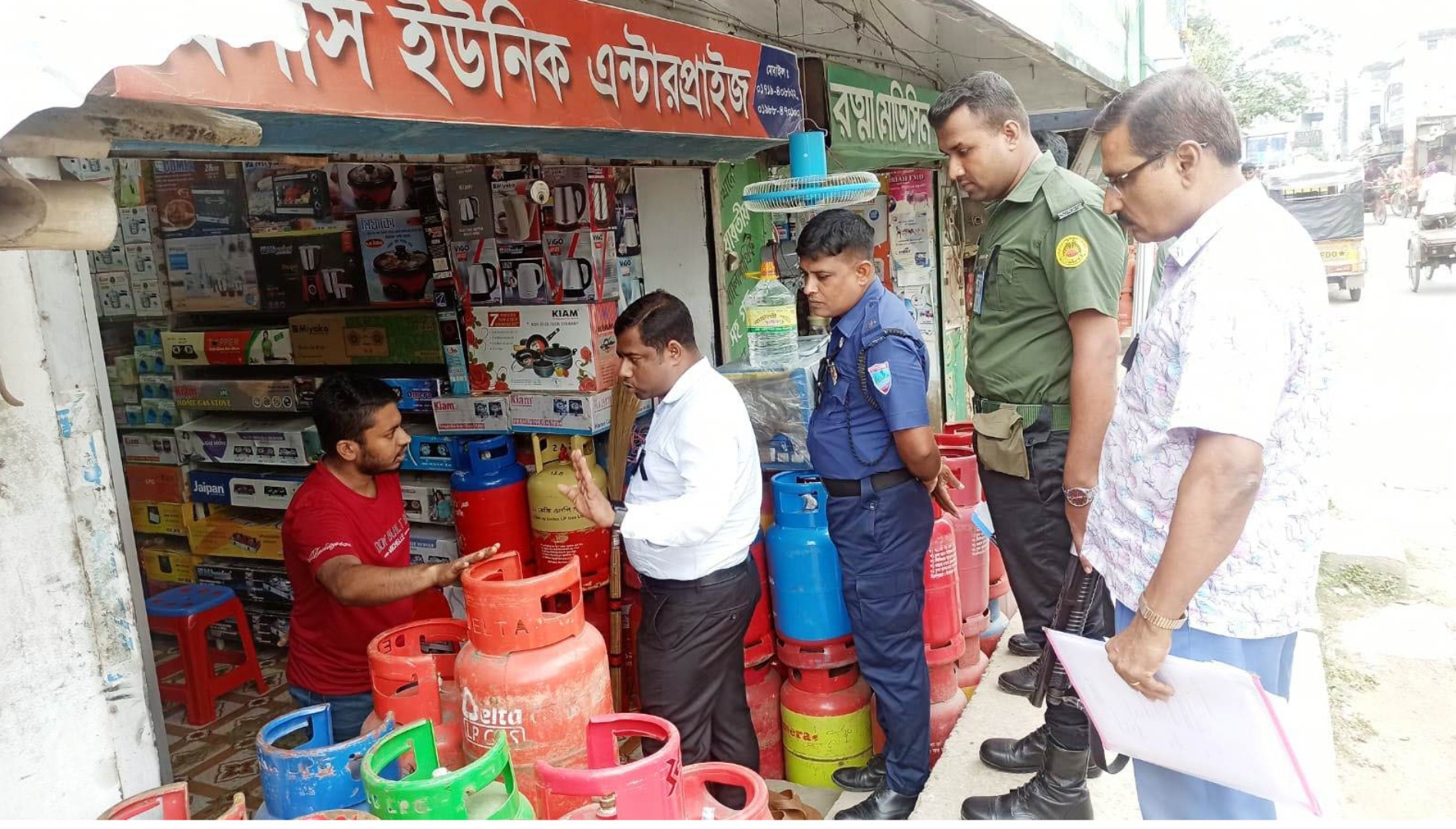 কেশবপুরে অতিরিক্ত দামে গ্যাস সিলিন্ডার বিক্রি করায় জরিমানা