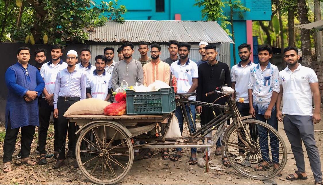 কেশবপুরে এক নবমুসলিম পরিবারকে খাদ্য সামগ্রী প্রদান