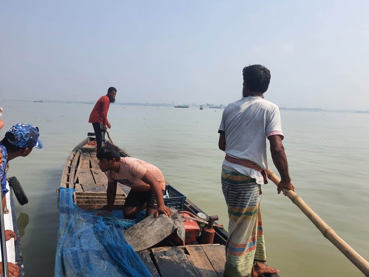 গজারিয়া নিষেধাজ্ঞা উপেক্ষা করে মাছ ধরতে গিয়ে ৫ জেলে আটক