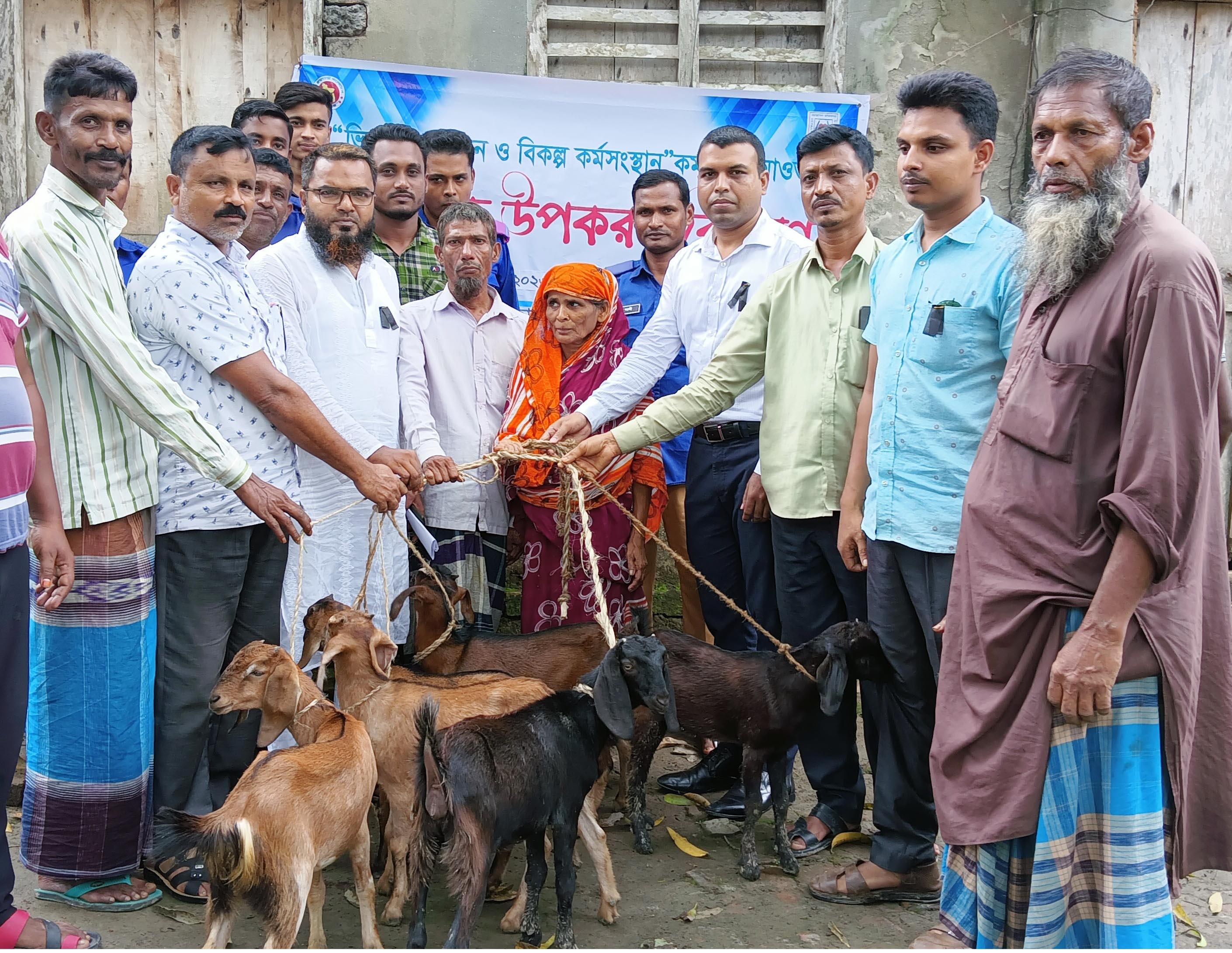 কেশবপুরে ভিক্ষুকদের মাঝে ছাগল বিতরণ