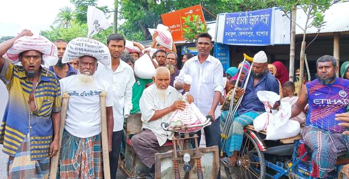 কেশবপুরে প্রতিবন্ধীদের মাঝে চাল বিতরণ