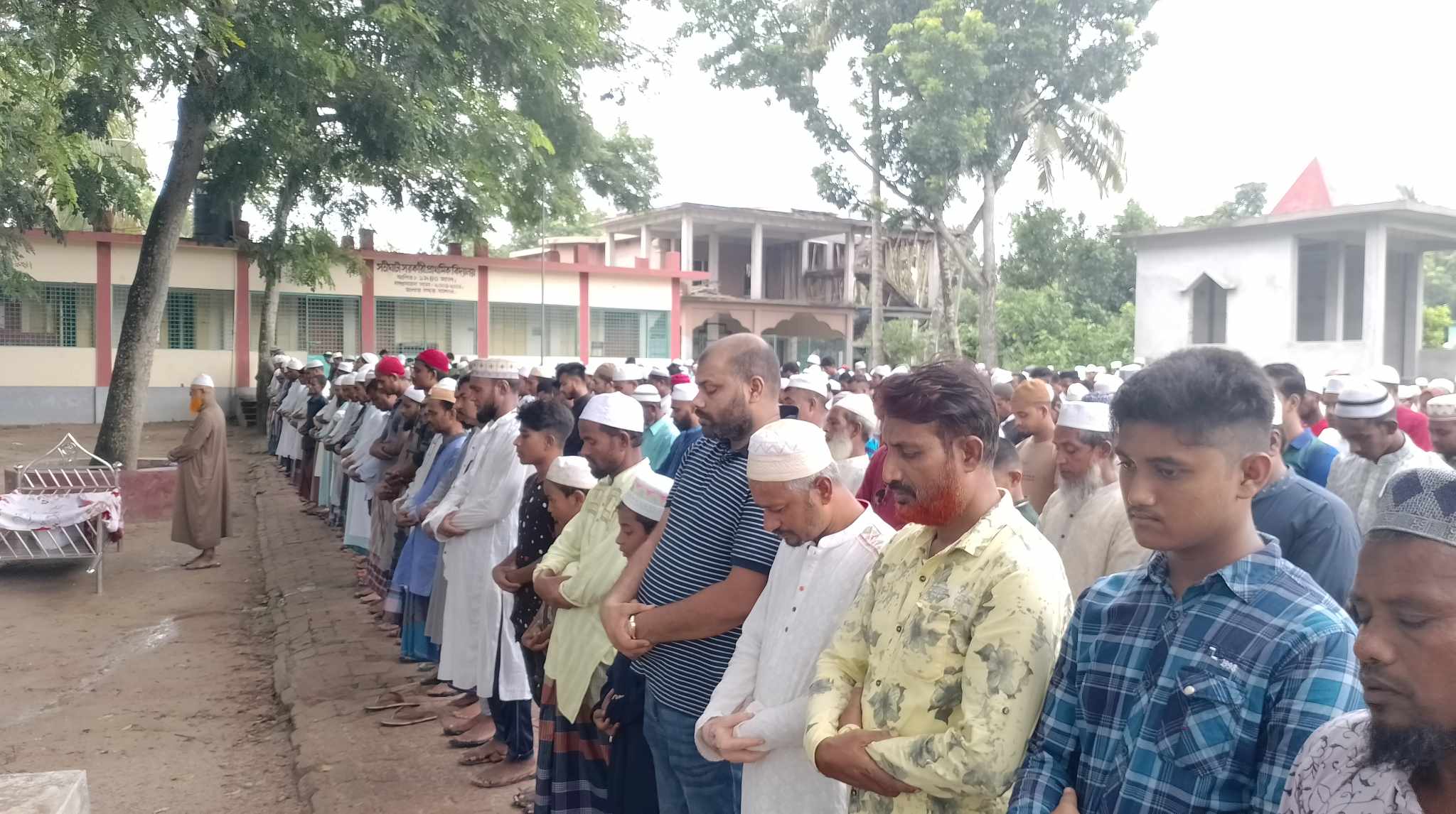 যশোরে সতীঘাটা মাধ্যমিক বিদ্যালয় অবসরপ্রাপ্ত দপ্তরি মোকিম শিকদার'র ইন্তেকাল