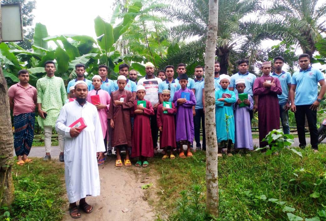 কেশবপুরে মাদ্রাসার ছাত্রদের মাঝে কোরআন শরীফ বিতরণ