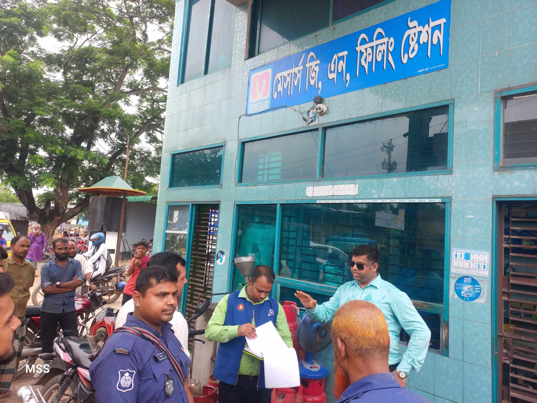 অবশেষে প্রশাসনের নজরে আসলো মণিরামপুরের দুই তেল পাম্প: চুরির দায়ে জরিমানা আদায়