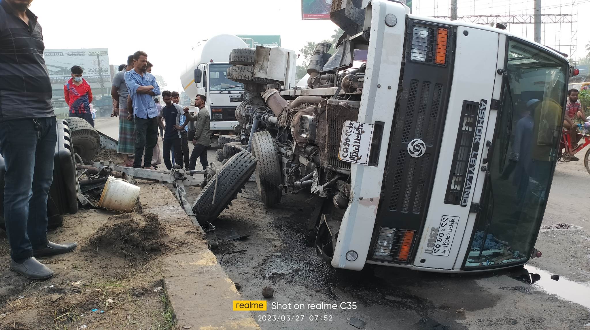 যশোরে খুলনা মহাসড়কে মালবাহী সিমেন্টের ট্রাক নিয়ন্ত্রণ হারিয়ে আইল্যান্ডের সংঘর্ষে উল্টে আহত - ১