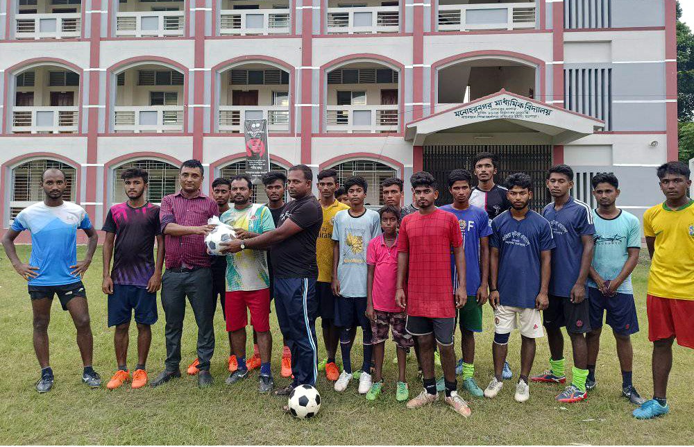 কেশবপুরে সমাজসেবক রাম গাঁঙ্গুলীর ফুটবল বিতরণ