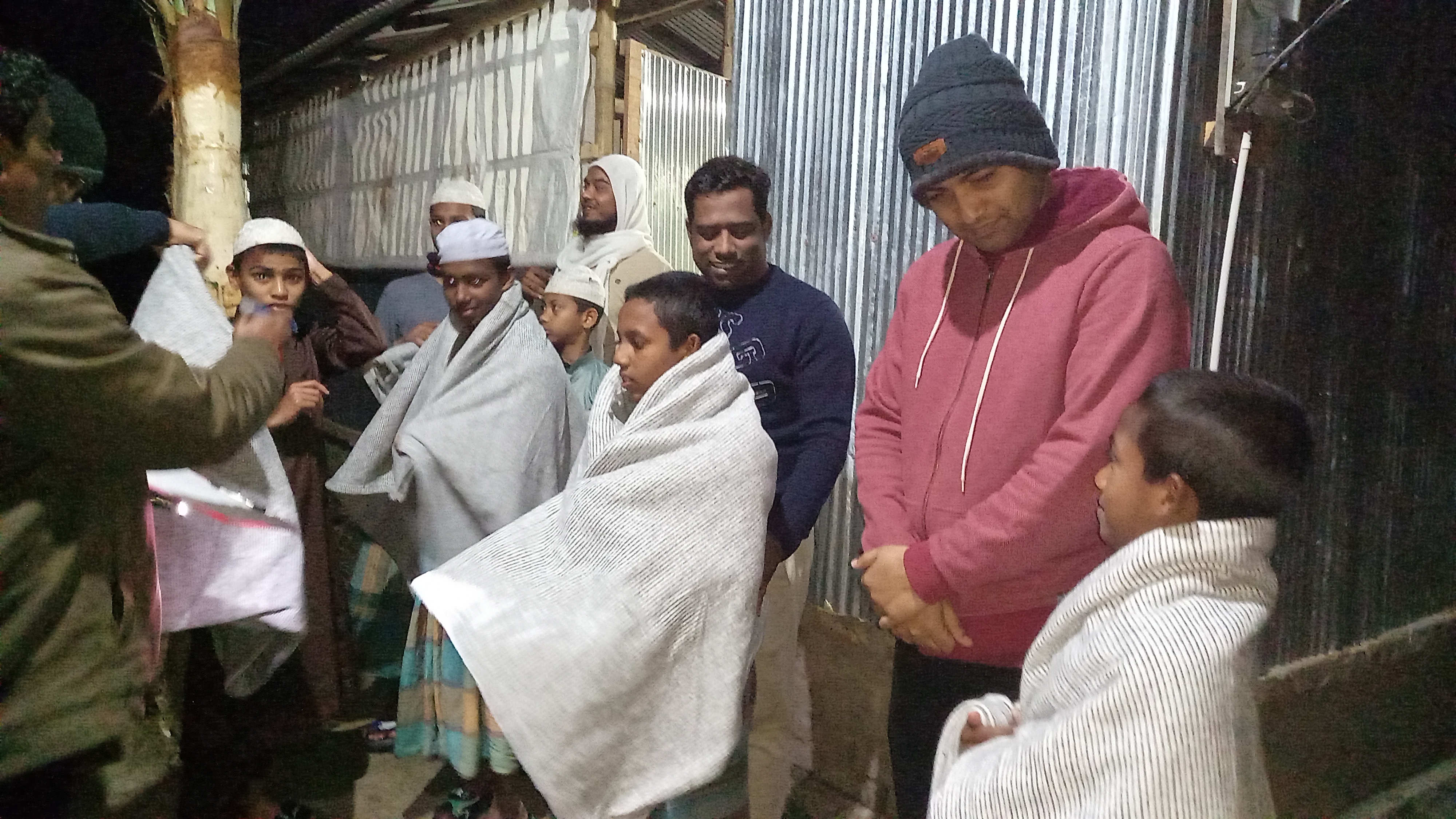 গভীর রাতে কেশবপুরে ইউএনও'র কম্বল বিতরণ 