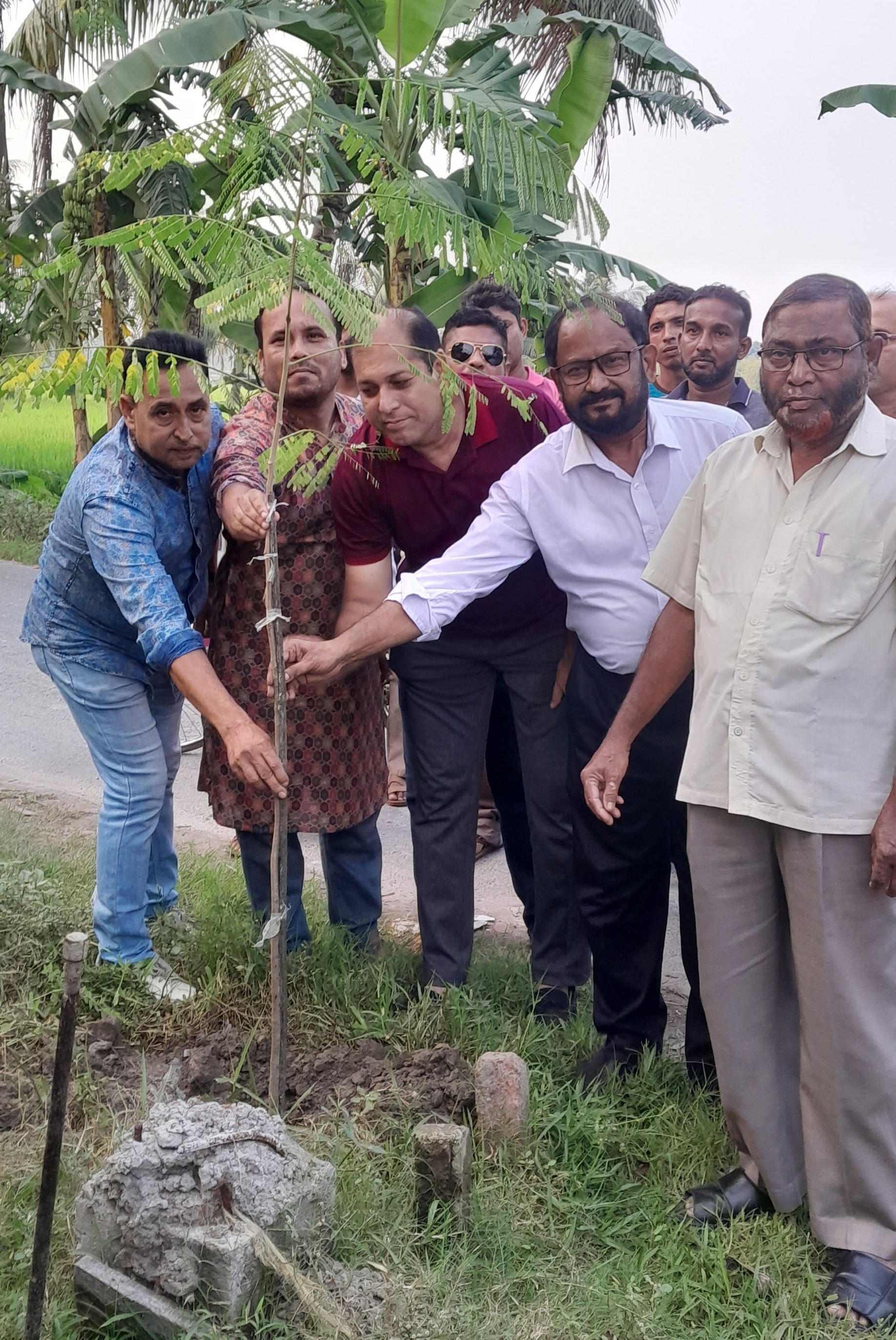 কেশবপুরে প্রতিবন্ধী বিদ্যালয়ে গাছের চারা রোপণ