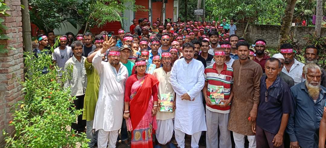 শুক্রবার (২৩ জুন) আওয়ামীলীগের প্রতিষ্ঠা বার্ষিকী পালন শেষে এস এম ইয়াকুব আলীর সাথে সনাতন ধর্মালম্বীরা।