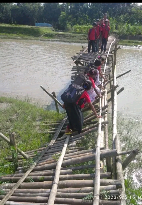 কেশবপুরে দুটি বিদ্যালয় ও পাঁচ গ্রামের মানুষের চলাচলে দূর্ভোগ 