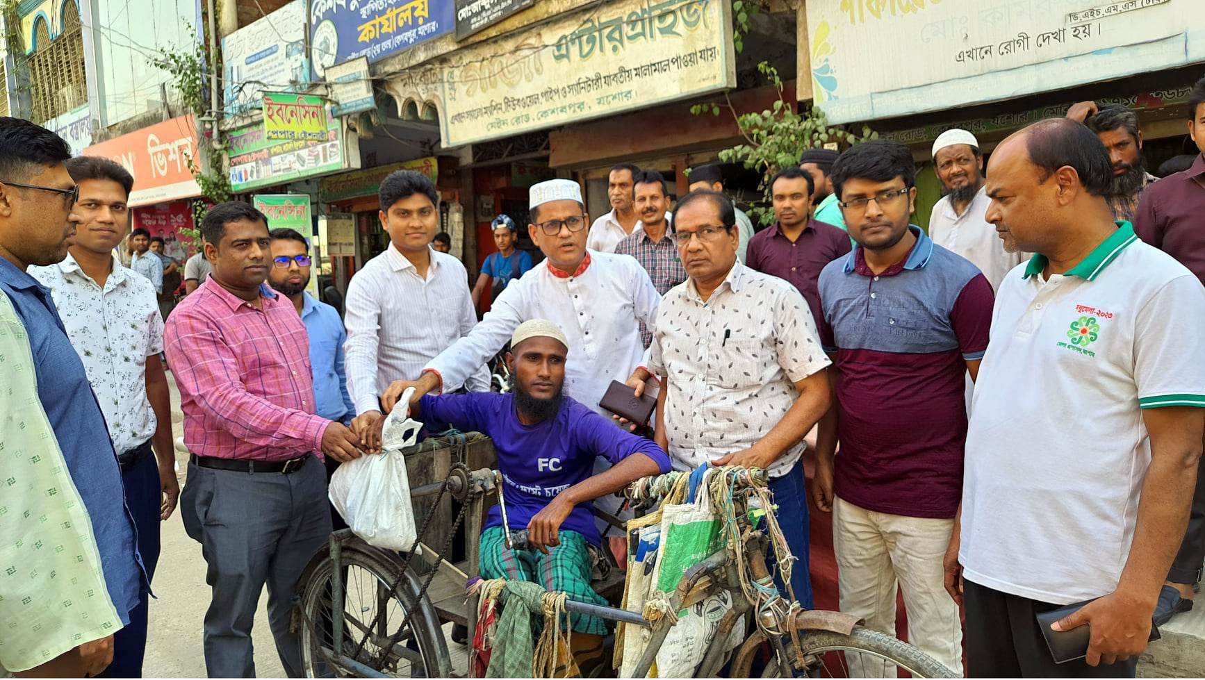 কেশবপুরে পথে পথে ইউএনও’র ঈদ সামগ্রী বিতরণ