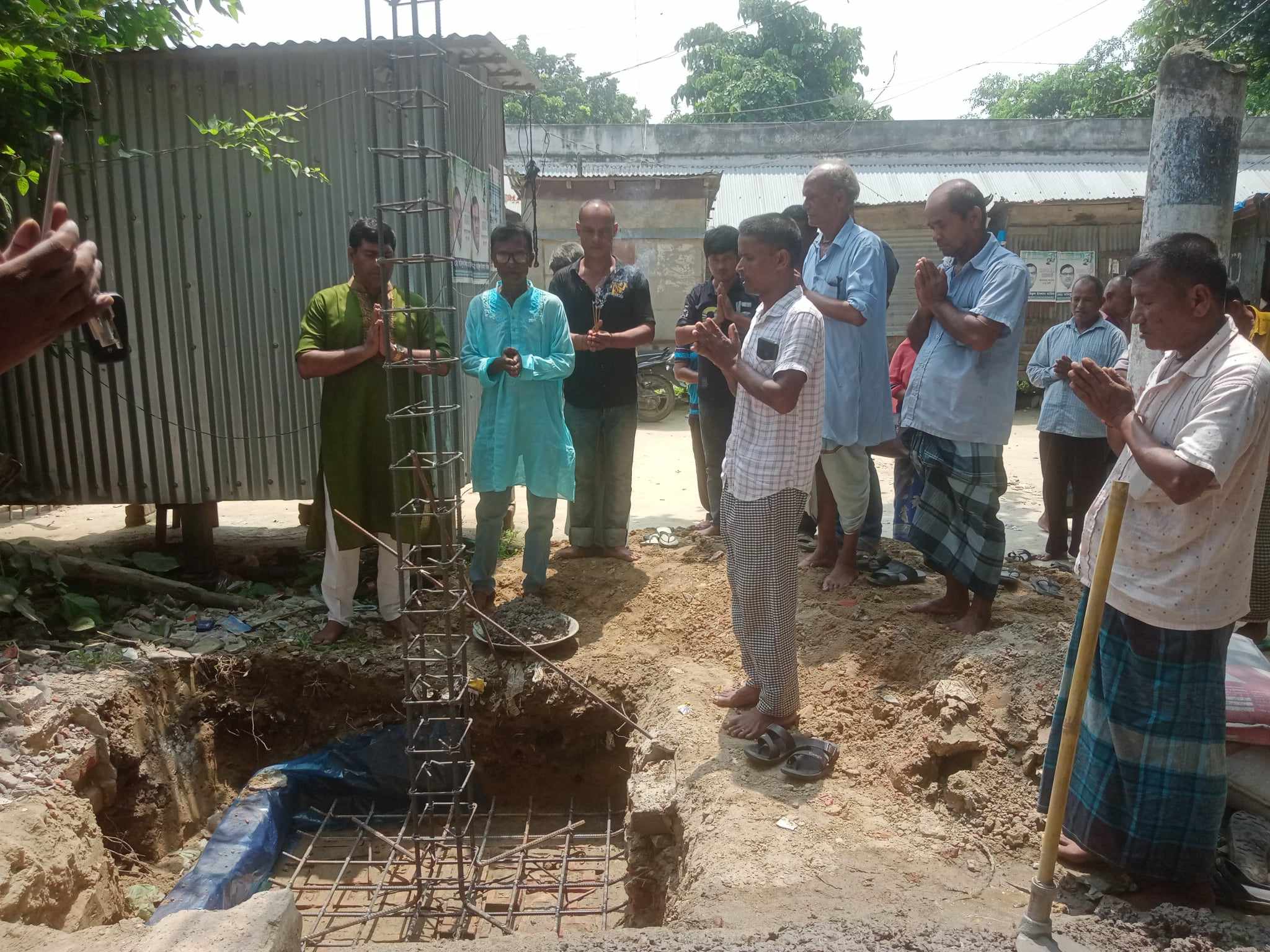 চিরিরবন্দরের দূর্গাডাঙ্গায় আধুনিক দুর্গা মন্দিরের ভিত্তি প্রস্তর স্থাপন