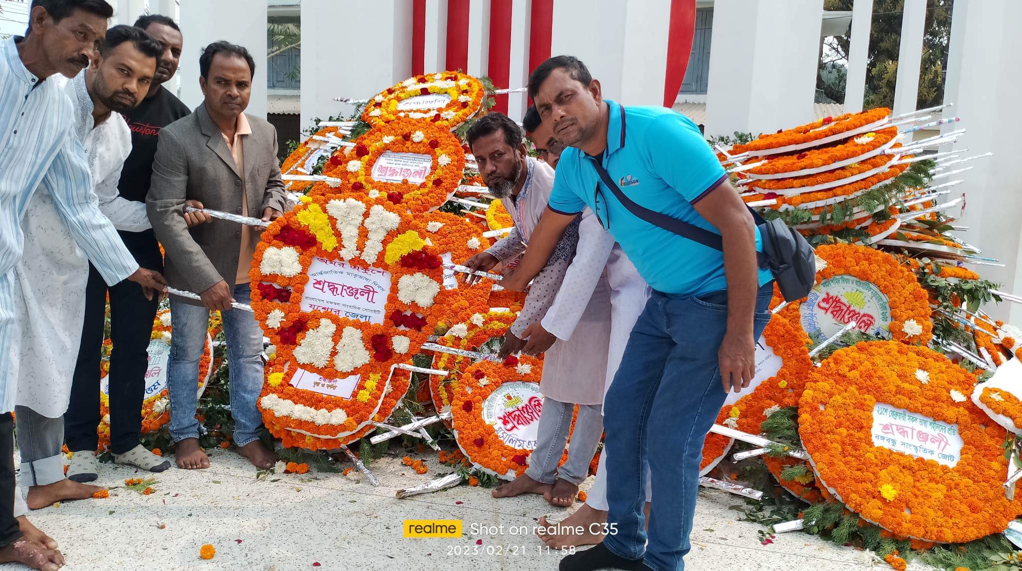 বাংলাদেশ মফস্বল সাংবাদিক সোসাইটির পক্ষ থেকে বকুলতলা কেন্দ্রীয় শহীদ মিনারে শহীদের স্মরণে শ্রদ্ধাঞ্জলি অর্পণ