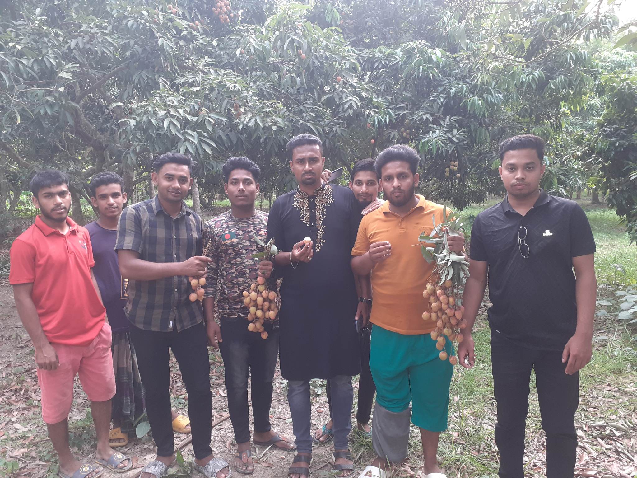 মাগুরার ইছাখাদায় লিচুর আড্ডাতে মাগুরা জেলা ছাত্রলীগ